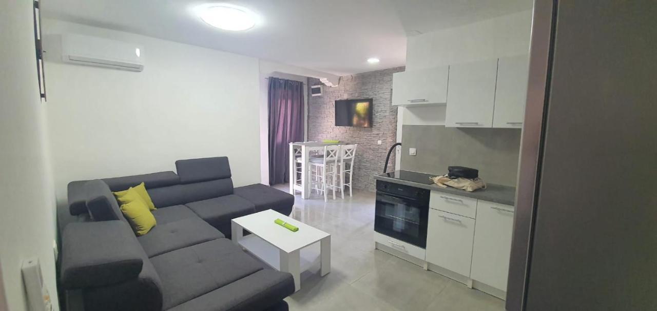 Modern Stairs Apartment Ровин Екстериор снимка