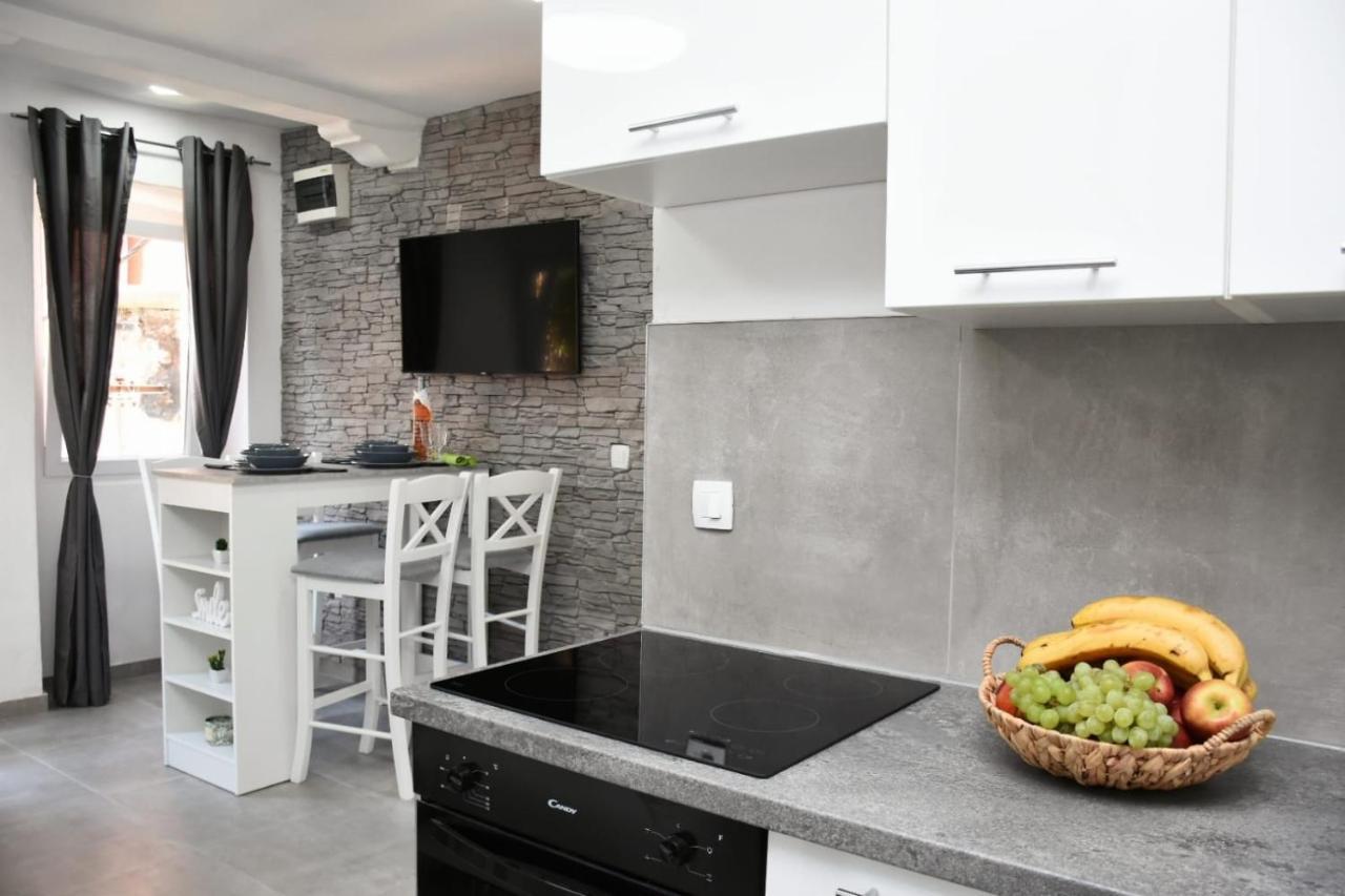 Modern Stairs Apartment Ровин Екстериор снимка