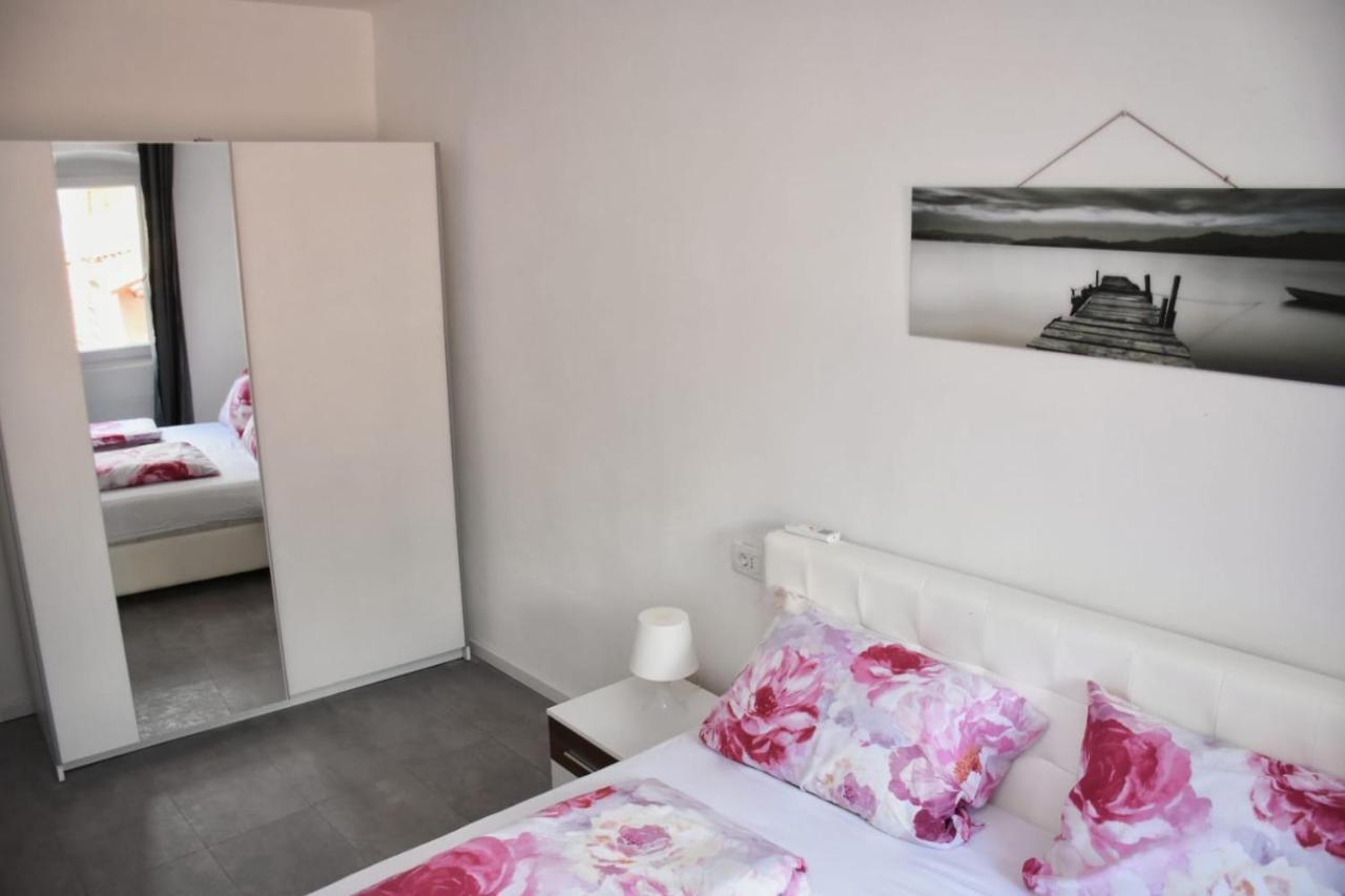 Modern Stairs Apartment Ровин Екстериор снимка