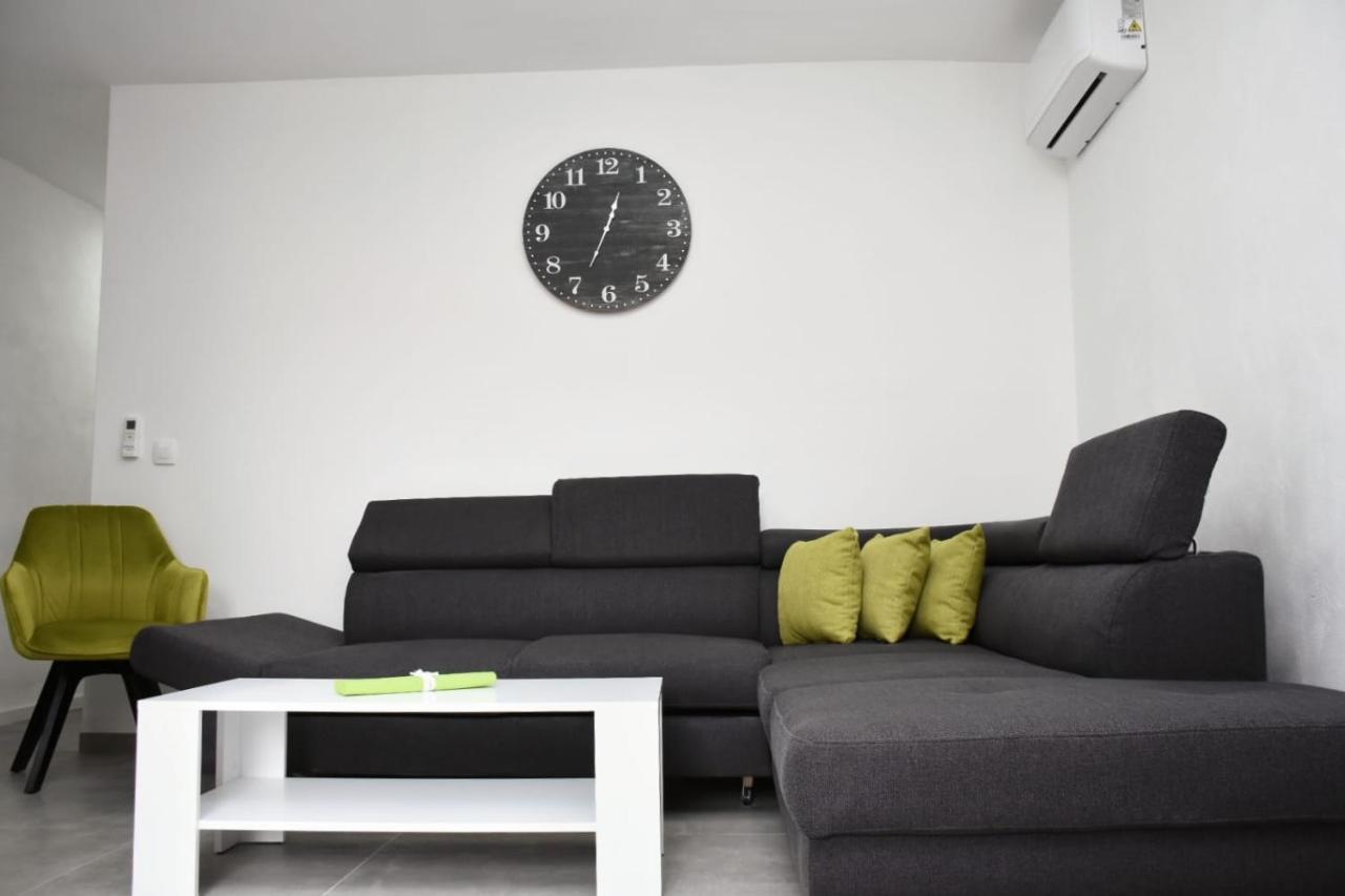 Modern Stairs Apartment Ровин Екстериор снимка